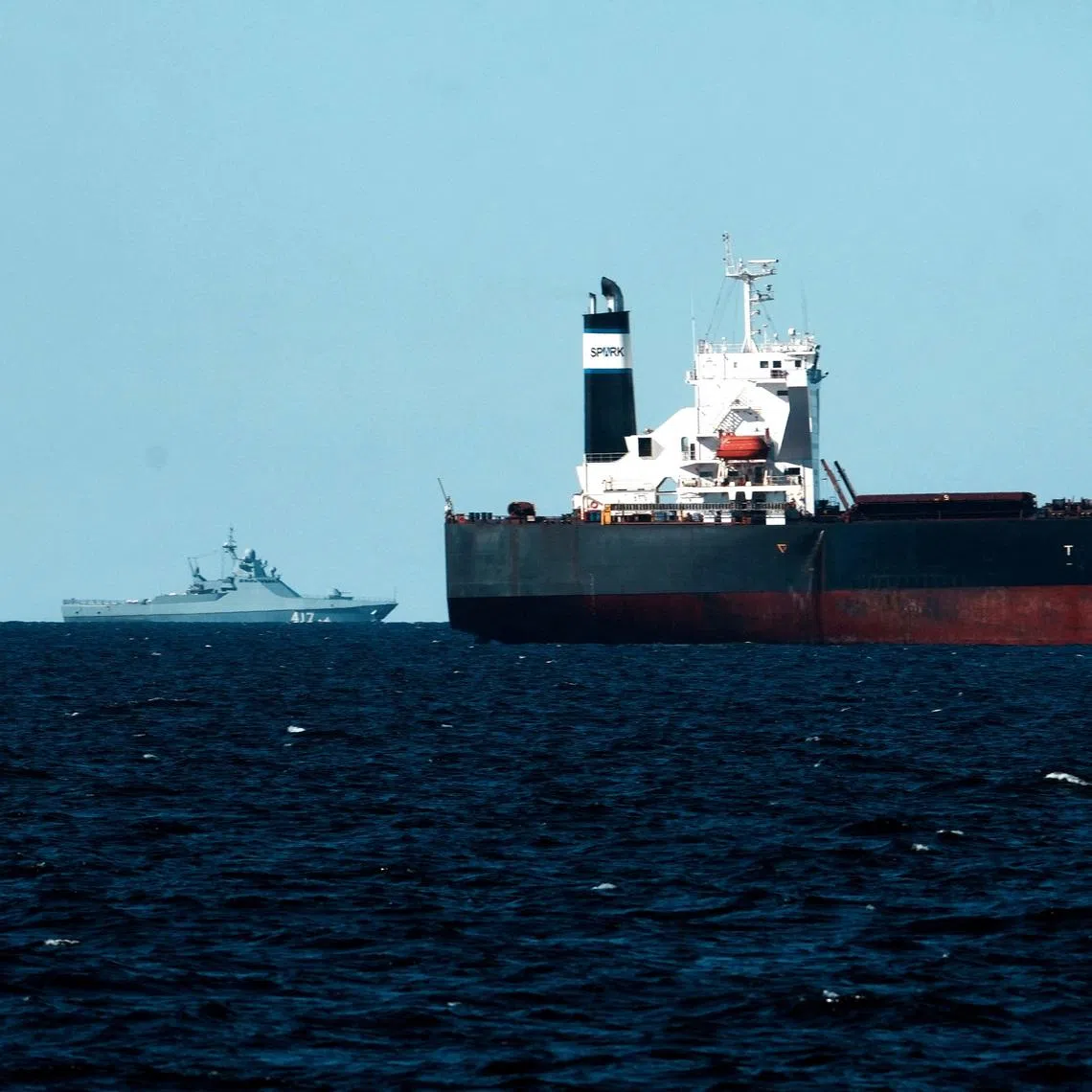 Russia's Navy patrol boat next to the Russia shadow fleet vessel as it waits in the unofficial anchorage area in the Gulf of Finland near Vaindloo, Estonia April 10, 2026. REUTERS/Ints Kalnins