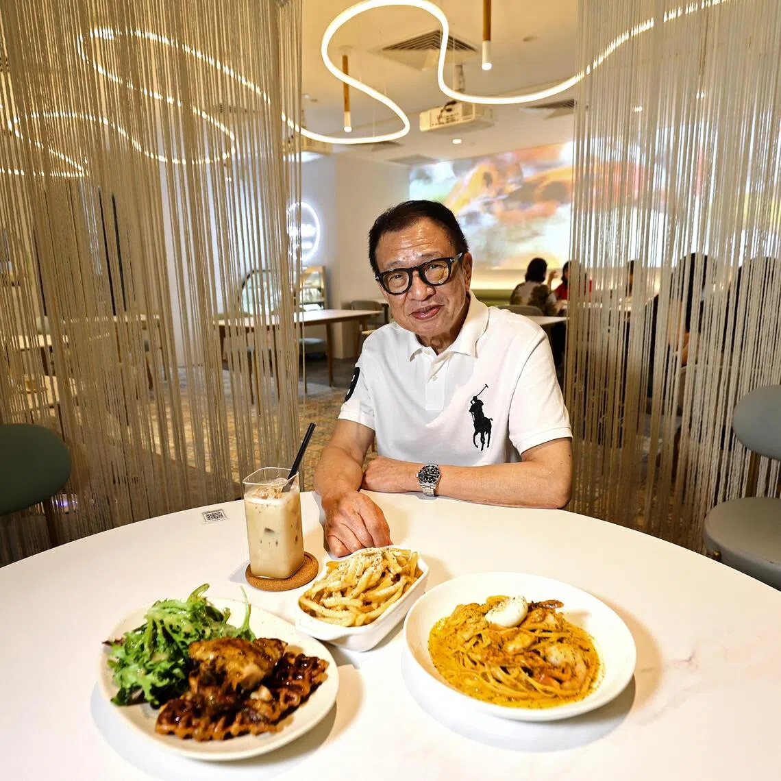 香港艺人许绍雄是女儿许惠菁咖啡馆的活招牌。