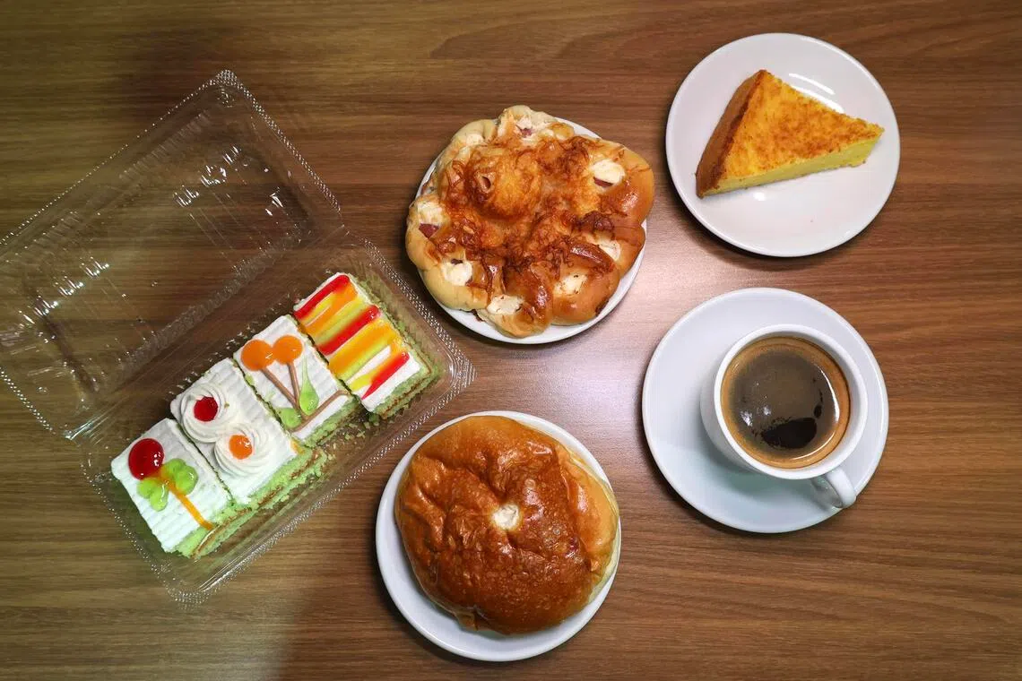 From left, clockwise: Traditional Cake, SIgnature Wang Bun, Nyonya Tapioca Kueh, Kopi O and Curry Bun at Mian Bao Jie.