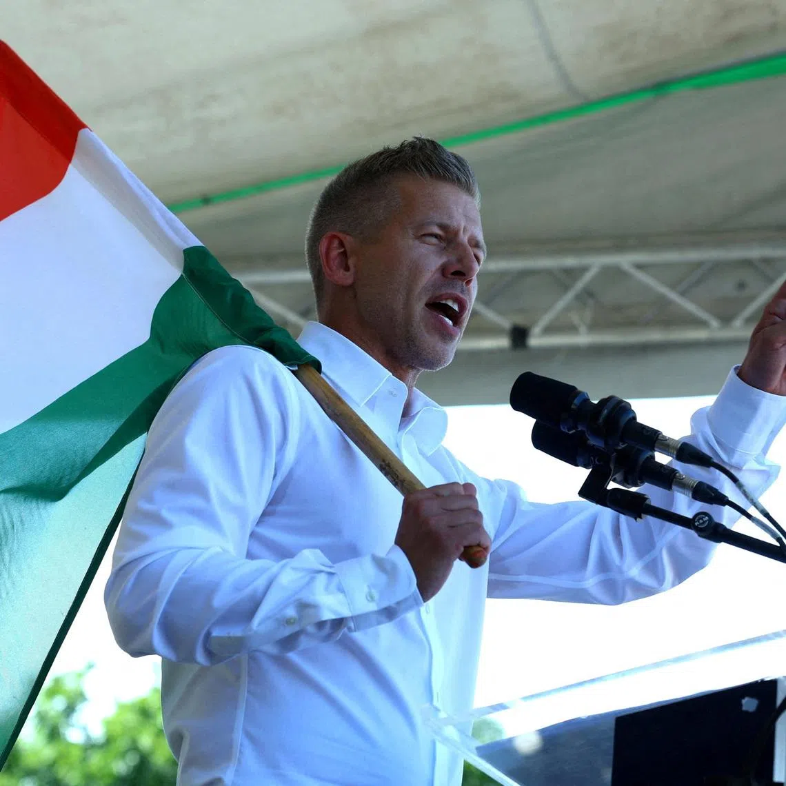 FILE PHOTO: Peter Magyar, leader of the opposition Tisza party, delivers a speech at a rally near the venue of the ruling Fidesz party closed doors meeting where Prime Minister Viktor Orban discusses campaign issues with party officials in Kotcse, Hungary September 7, 2025. REUTERS/Bernadett Szabo/File Photo