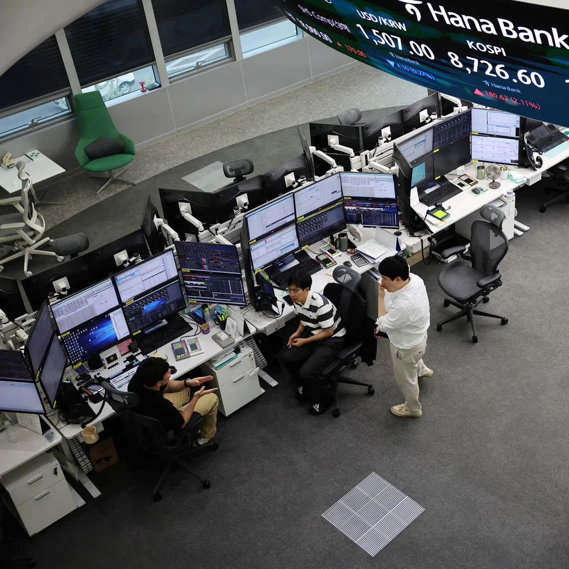Currency dealers working a late-night shift in preparation for the launch of South Korea’s 24-hour won-dollar trading market at Hana Bank’s dealing room in Seoul, South Korea, on June 16.