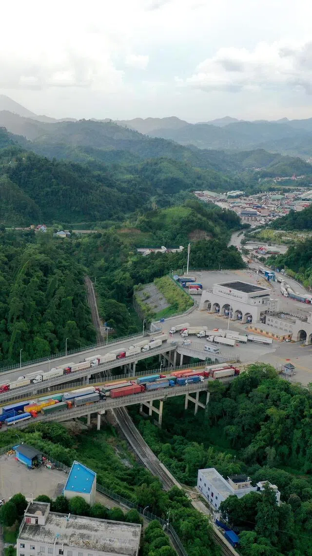 /This aerial photo taken on Sept 9, 2023 shows a view of the port of the Friendship Pass in Pingxiang, South China's Guangxi Zhuang autonomous region.