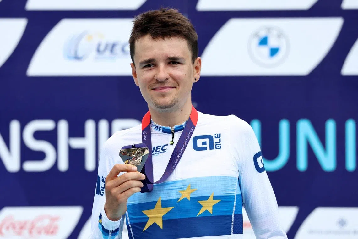 FILE PHOTO: 2022 European Championships - Cycling Mountain Bike - Olympiapark Mountain Bike Course, Munich, Germany - August 19, 2022 Britain's Tom Pidcock celebrates on the podium after winning gold in the men's cross-country final REUTERS/Lukas Barth/File Photo