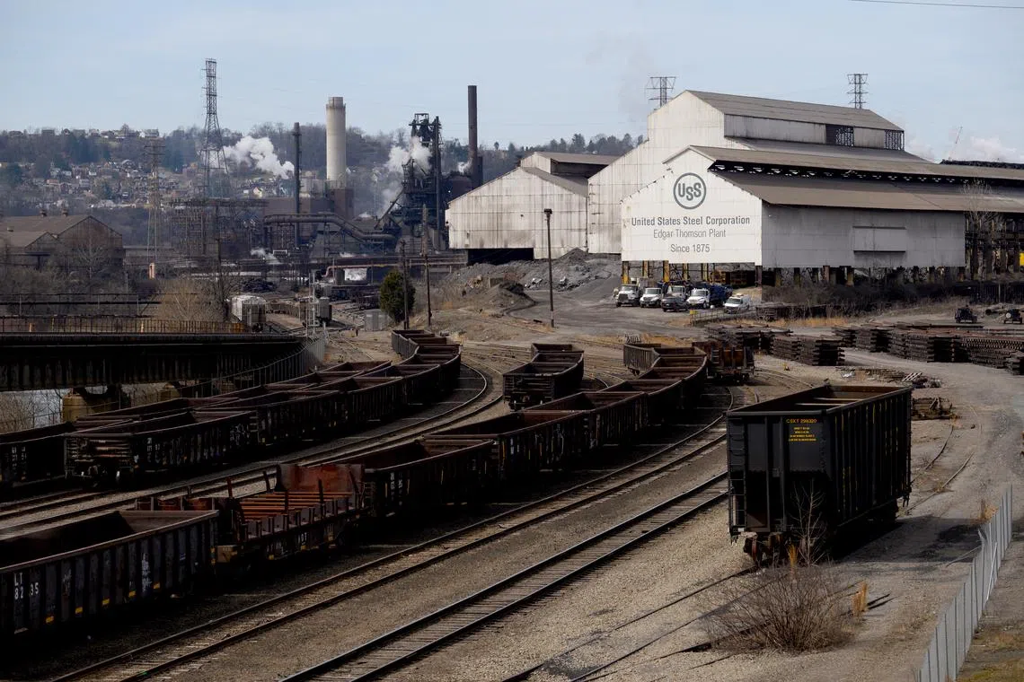 FILE – Edgar Thomson Steel Works da US Steel em Braddock, Pensilvânia, em 11 de dezembro de 2019. A administração Biden bloqueou a aquisição de US$ 14 bilhões da US Steel pela Nippon Steel do Japão sobre Jean. 3 de janeiro de 2025, citando motivos de que a venda representava uma ameaça à segurança nacional. (Maddie McGarvey/The New York Times)