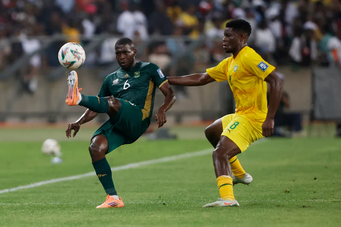 FILE PHOTO: Soccer Football - FIFA World Cup - CAF Qualifiers - Group C - Zimbabwe v South Africa - Moses Mabhida Stadium, Durban, South Africa - October 10, 2025  Zimbabwe's Marshall Munetsi in action with South Africa's Aubrey Modiba REUTERS/Rogan Ward/ File Photo