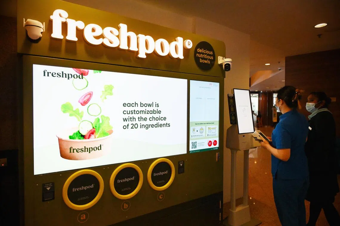 ST20250821_202541600879 Kua Chee Siong/ jofreshpod21/

A Gleneagles Hospital staff ordering her fresh food bowl from the Freshpod kiosk at Gleneagles Hospital, on Aug 21, 2025. 

Singapore startup Hit Refresh has launched its freshpod kiosk solution at Gleneagles Hospital on 18 Aug. 
Freshpod is a robotic kiosk that delivers healthy and customisable fresh food bowls -it is suited to the needs of shift workers and hospital visitors who have limited food options during after hours.
