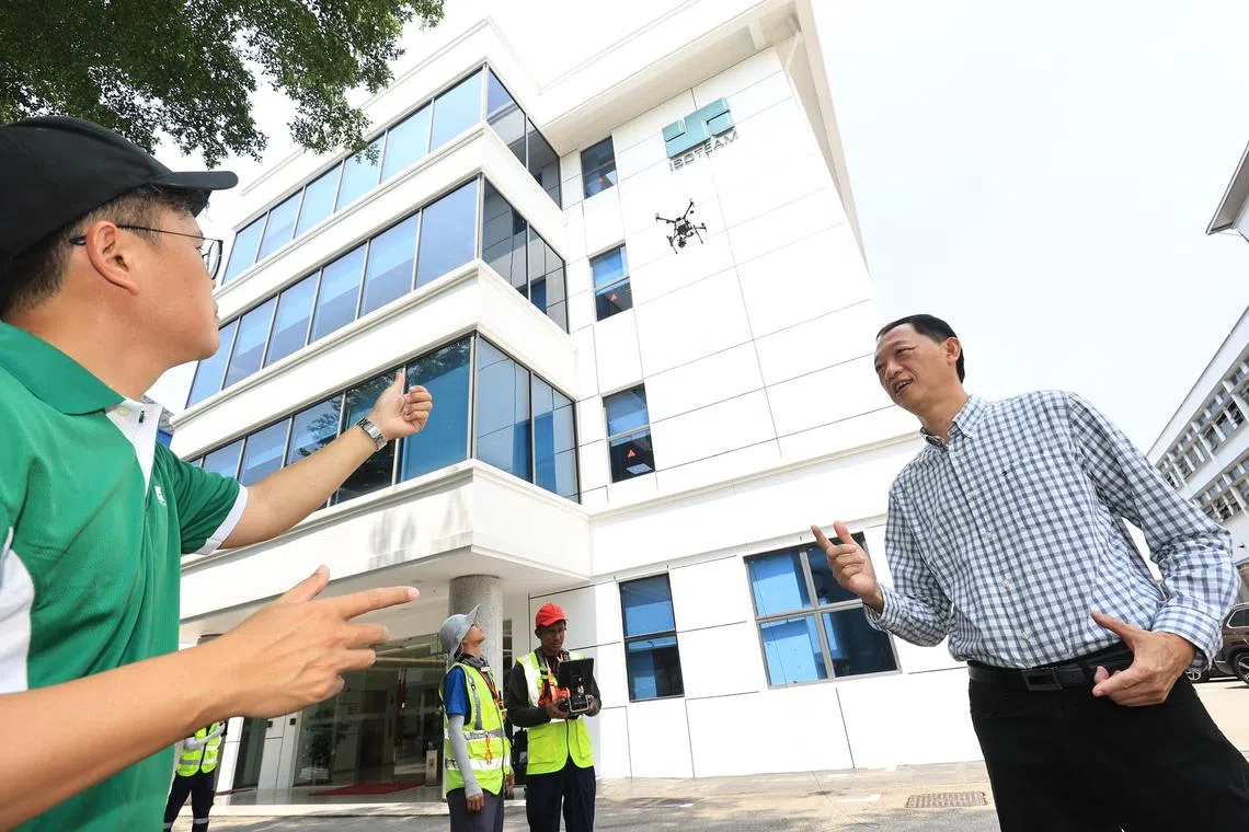ISOTeam行政总裁许统发（右）利用无人机检查建筑物的外墙，提高安全性和绩效。