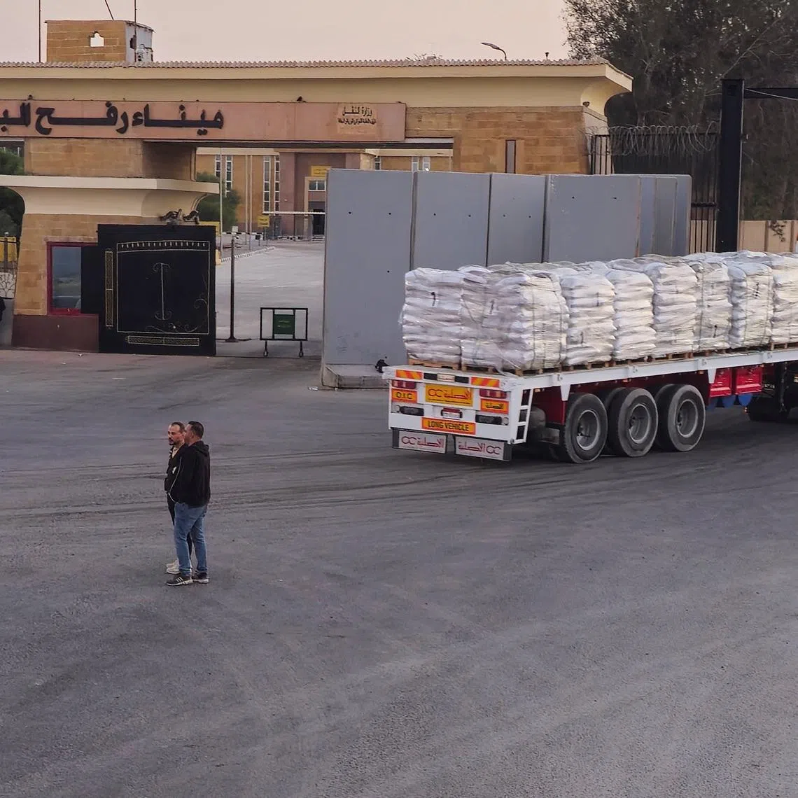 Trucks carrying humanitarian aid enter the crossing into the Gaza Strip at the Rafah border on the Egypt side, amid a ceasefire between Israel and Hamas in Gaza, in Rafah, Egypt, October 17, 2025. REUTERS/Stringer/File Photo