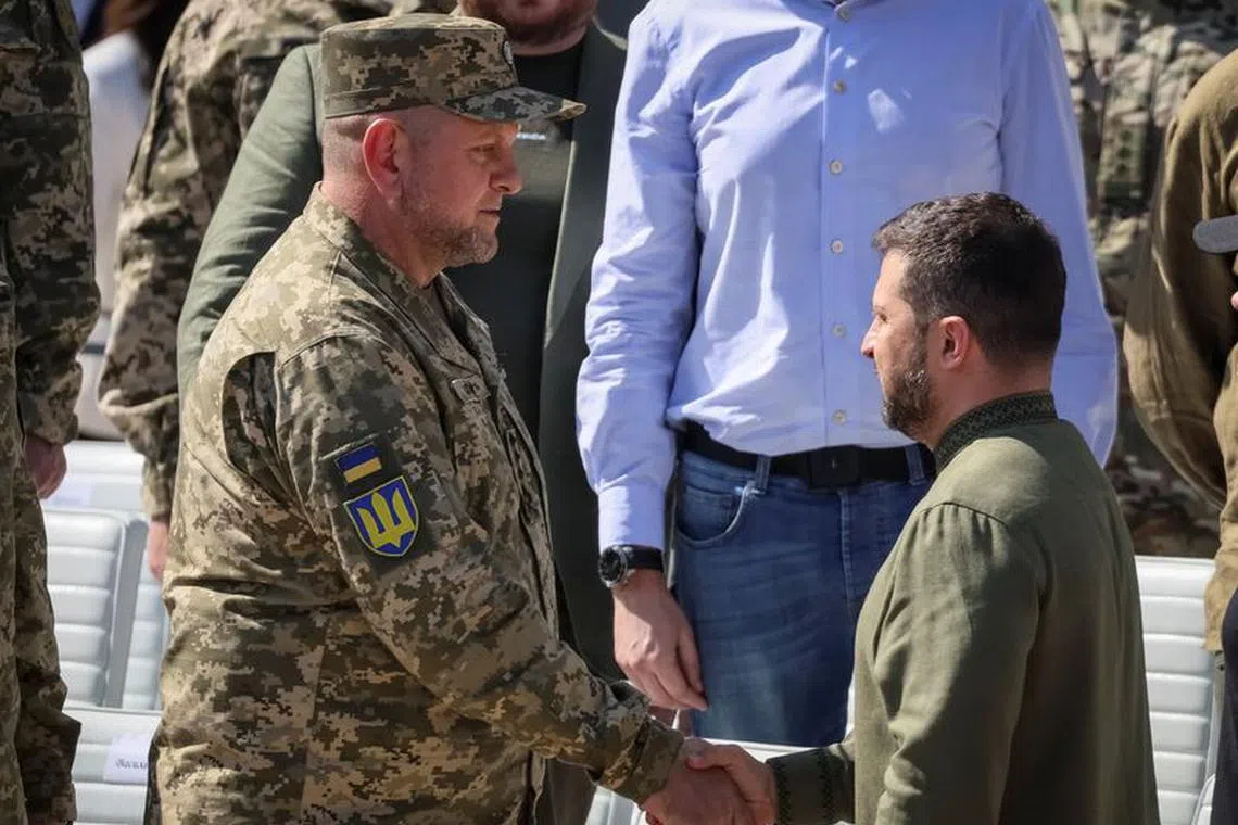 Ukraine's President Volodymyr Zelenskiy welcomes Commander in Chief of the Ukrainian armed Forces Valerii Zaluzhnyi during a celebration ceremony of the Independence Day of Ukraine, amid Russia's invasion of the country, in central Kyiv, Ukraine August 24, 2023. REUTERS/Gleb Garanich/File Photo