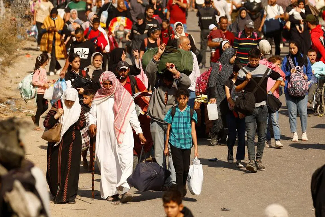 Palestinians fleeing north Gaza move southward as Israeli tanks roll deeper into the enclave, amid the ongoing conflict between Israel and Hamas, in the central Gaza Strip November 10, 2023. REUTERS/Ibraheem Abu Mustafa