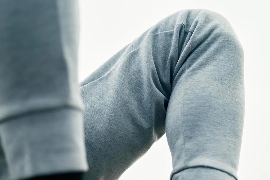There are steps you can take to differentiate between common types of Knee pain and what experts recommend for managing them.
