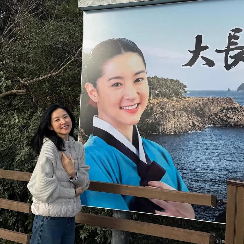 Lee Young-ae shares on social media on March 16 photos of herself at the filming location of Jewel In The Palace.