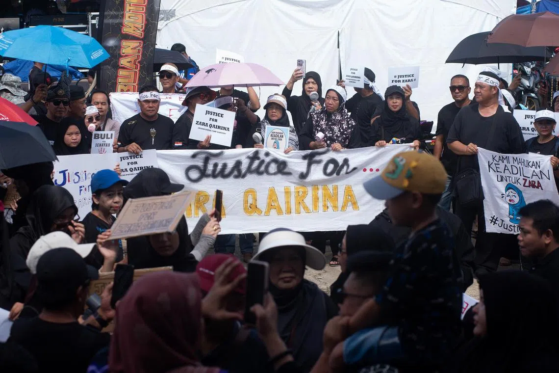 azzara - ABUAN, Aug 10 -- More than 3,000 people from all walks of life turned up on Aug 10 for a solidarity rally at the Labuan Food Court car park to demand justice for Zara Qairina Mahathir. Credit: BERNAMA