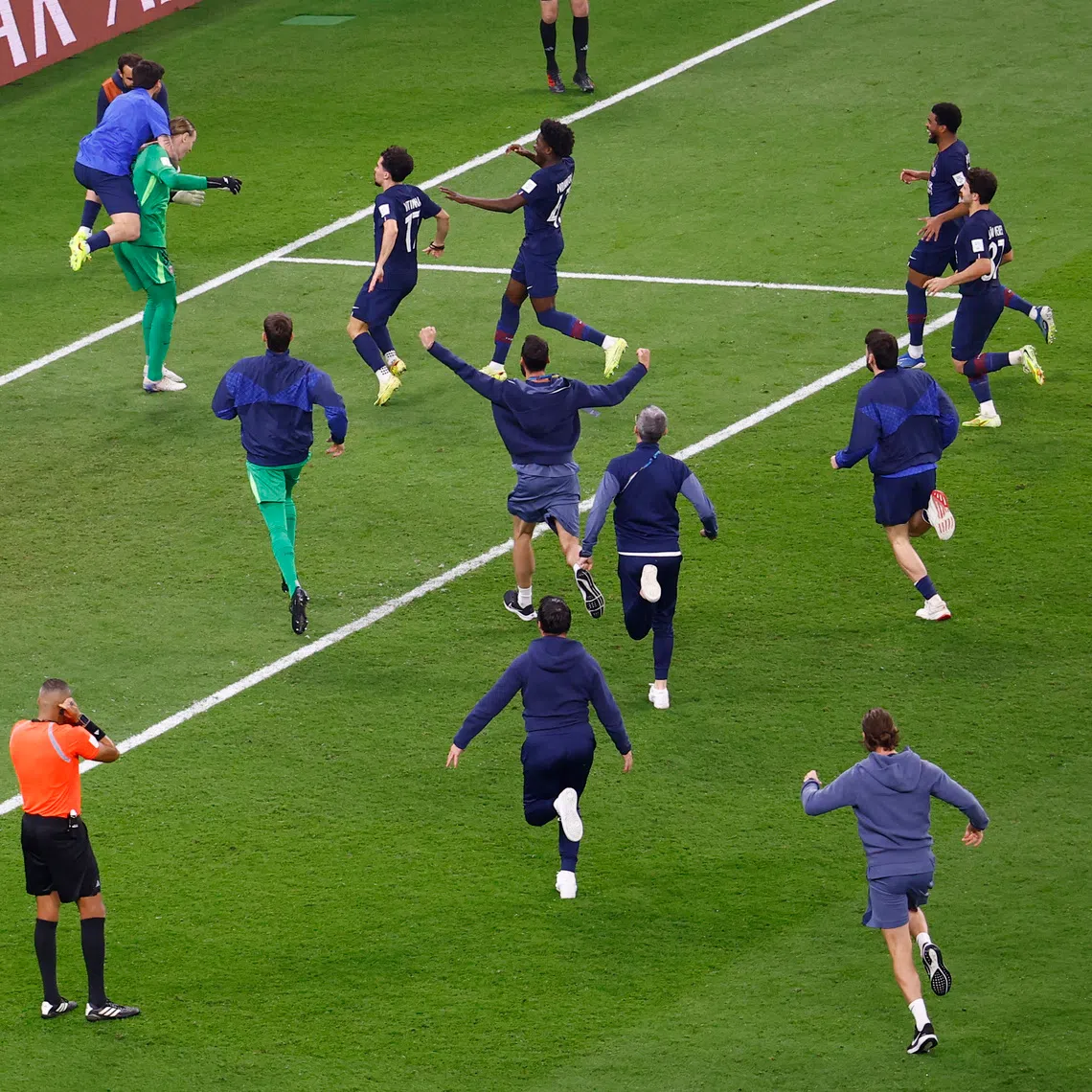 Soccer Football - FIFA Intercontinental Cup - Final - Paris St Germain v Flamengo - Ahmad Bin Ali Stadium, Al-Rayyan, Qatar - December 17, 2025  Paris St Germain's Matvey Safonov celebrates with teammates after winning the penalty shootout REUTERS/Rula Rouhana