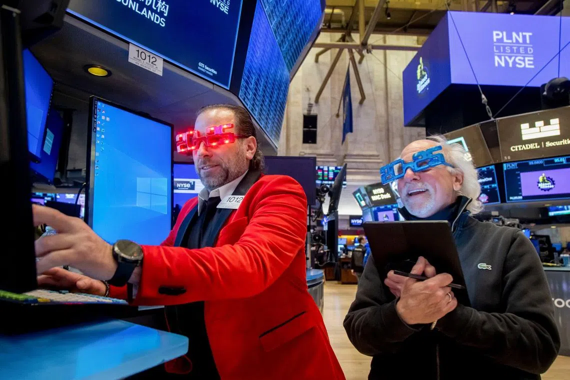 Despite the recovery on Dec 3, the three major Wall Street indexes ended in the red for the week.