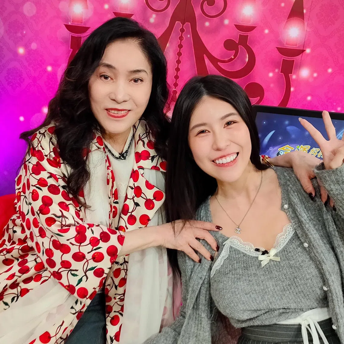 Li Ya-ping (left) attended the variety show Super Lucky with her daughter-in-law Chang Yuan-rou.