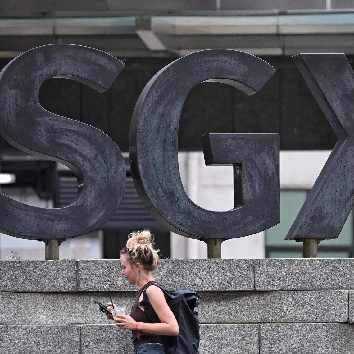 Across the broader market, gainers edged out losers 297 to 140, after 985.7 million securities change hands.