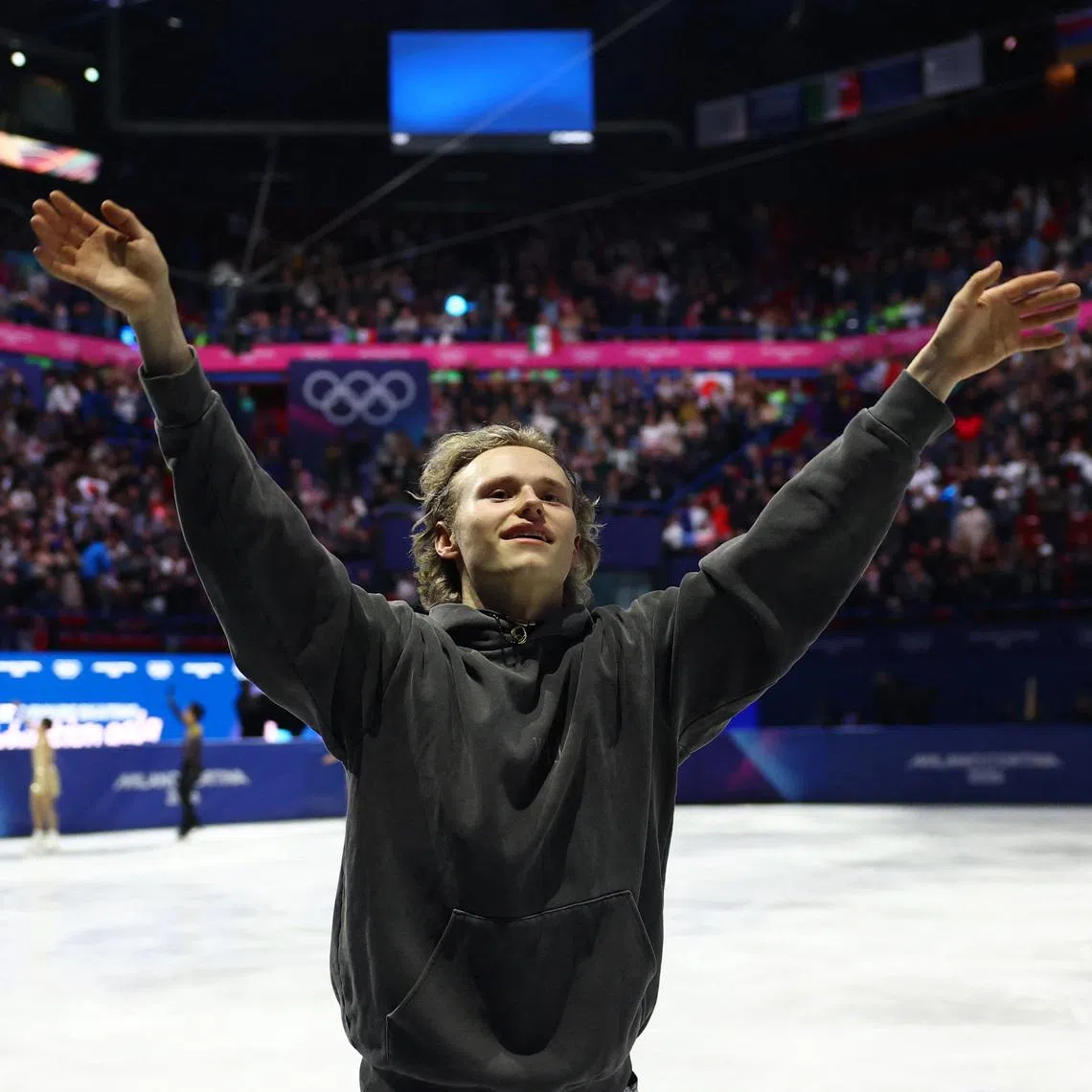 Milano Cortina 2026 Olympics - Figure Skating - Exhibition Gala - Milano Ice Skating Arena, Milan, Italy - February 21, 2026. Ilia Malinin of United States waves to the crowd during the finale of the Exhibition Gala. REUTERS/Claudia Greco