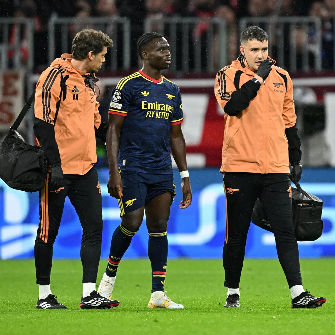 Soccer Football - UEFA Champions League - Bayern Munich v Arsenal - Allianz Arena, Munich, Germany - October 21, 2026  Arsenal's Bukayo Saka walks off the pitch as he is substituted after sustaining an injury REUTERS/Angelika Warmuth