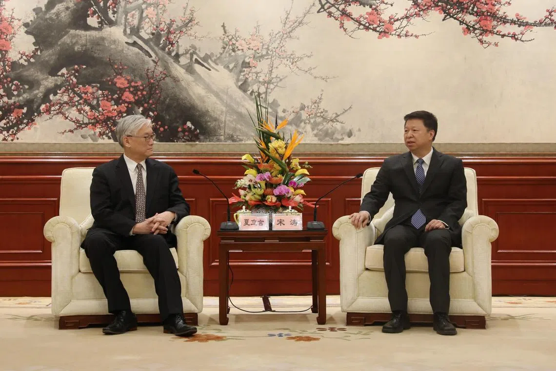 中共中央台办、国务院台办主任宋涛（右）星期四（2月9日）傍晚在钓鱼台国宾馆接见台湾在野国民党副主席夏立言。（国民党提供）