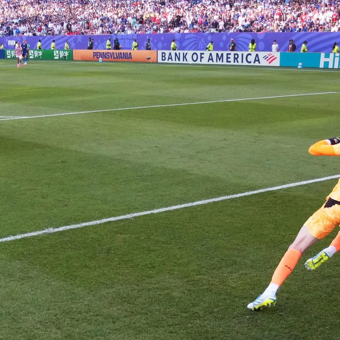 Soccer Football - FIFA World Cup 2026 - Round of 16 - Paraguay v France - Philadelphia Stadium, Philadelphia, Pennsylvania, U.S. - July 4, 2026 Paraguay's Orlando Gill in action as he saves a shot from France's Kylian Mbappe REUTERS/Omar Aziz