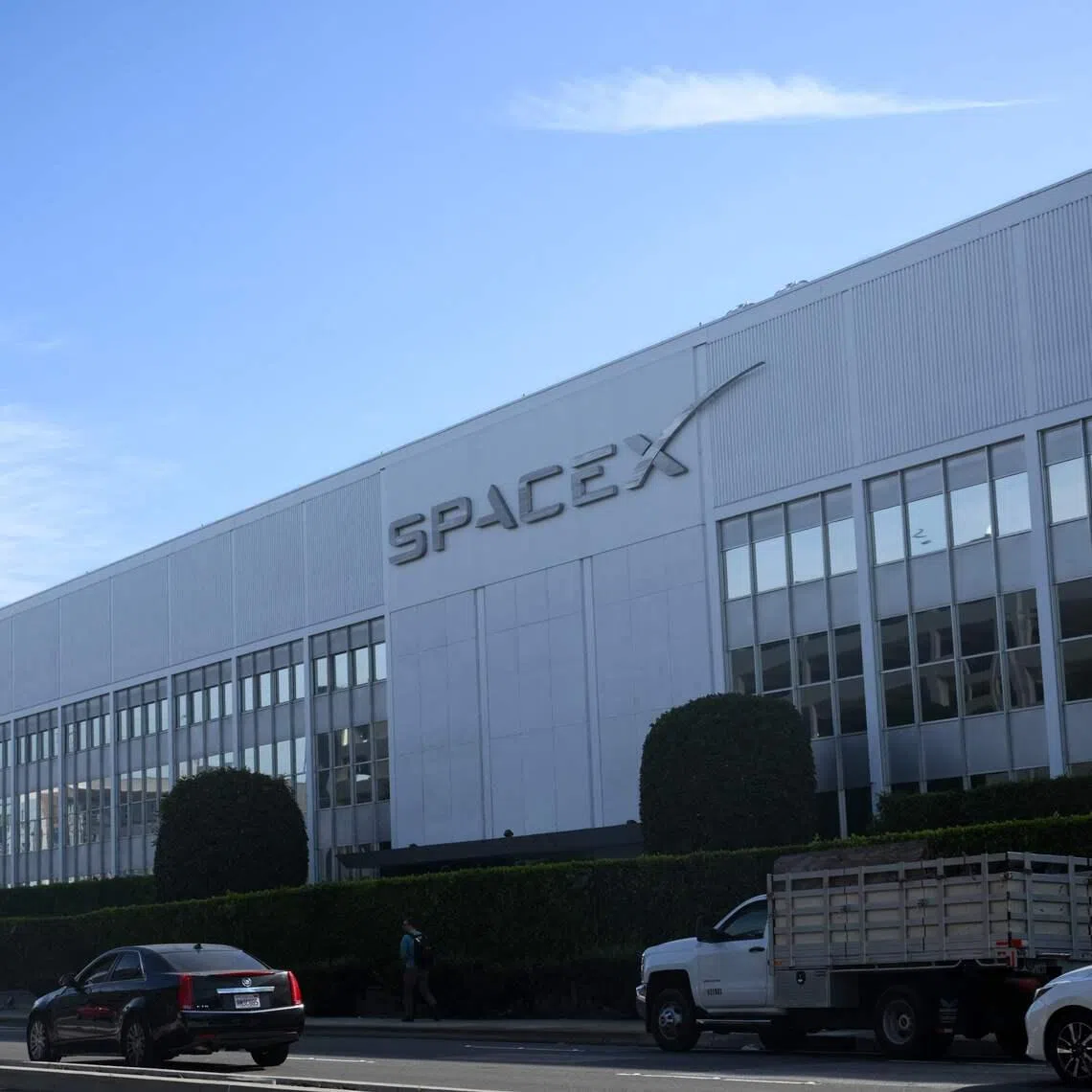 Analysts said that SpaceX's initial public offering could be overvalued, and investors should expect a volatile first day of trading.