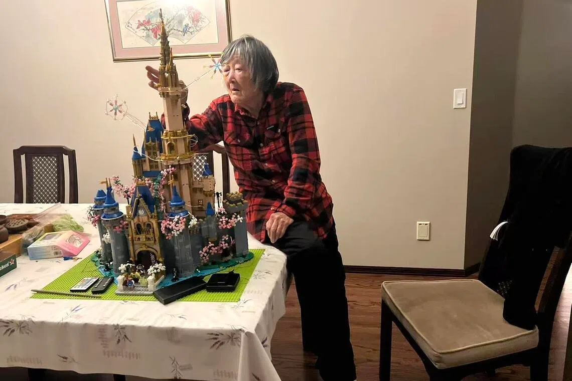 Um estudo de 2024 mostrou que essas terapias baseadas em Lego podem ajudar a ativar áreas do cérebro associadas à consciência espacial e à resolução de problemas, estimular os centros de processamento sensorial do cérebro e melhorar a cognição e até mesmo o envolvimento social, relatou o Senior Guide, um site online de recursos para cuidados de idosos.