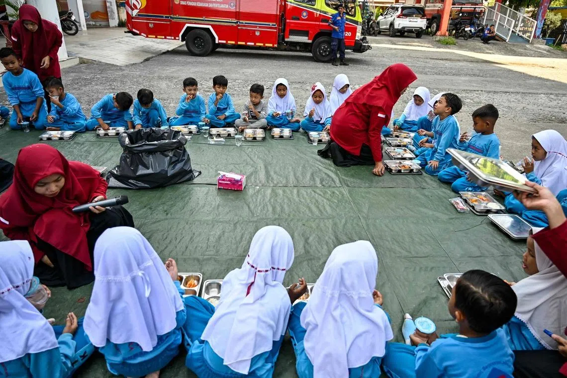 Indonesian prisons, inmates assigned to cook free meals for schoolchildren