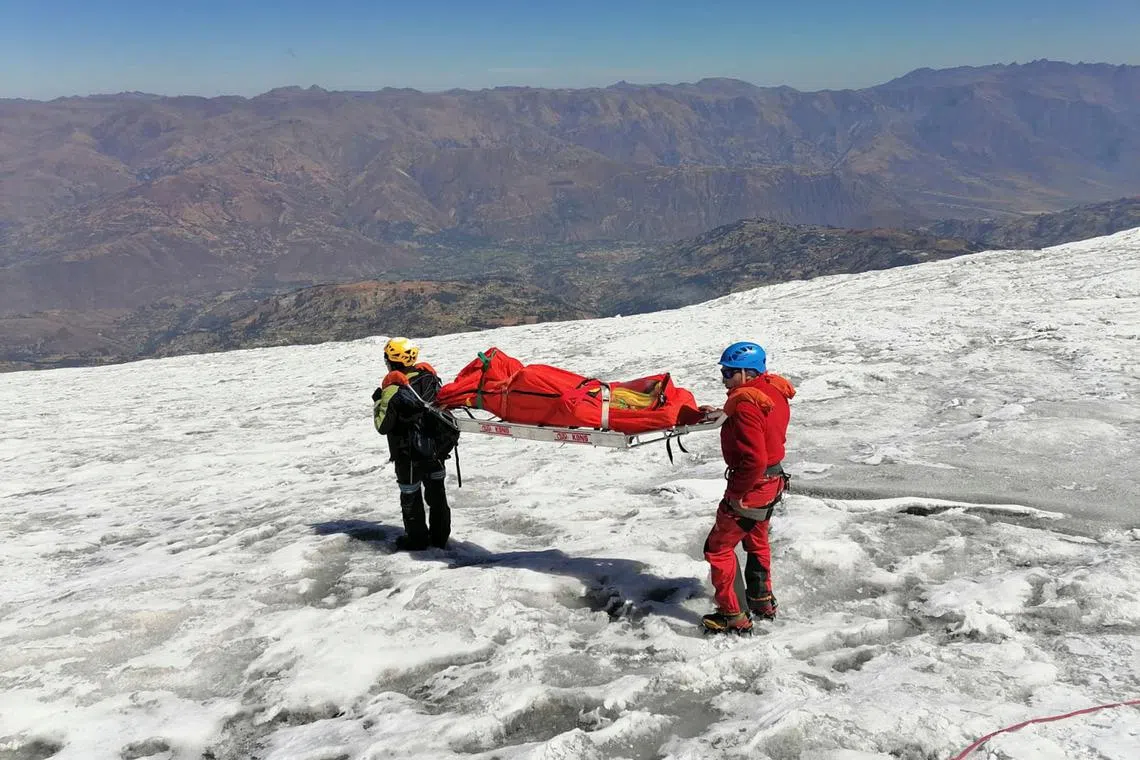 Police officers evacuating the body of US mountain climber William Stampfl, who was reported missing in June 2002, in the Ancash region.