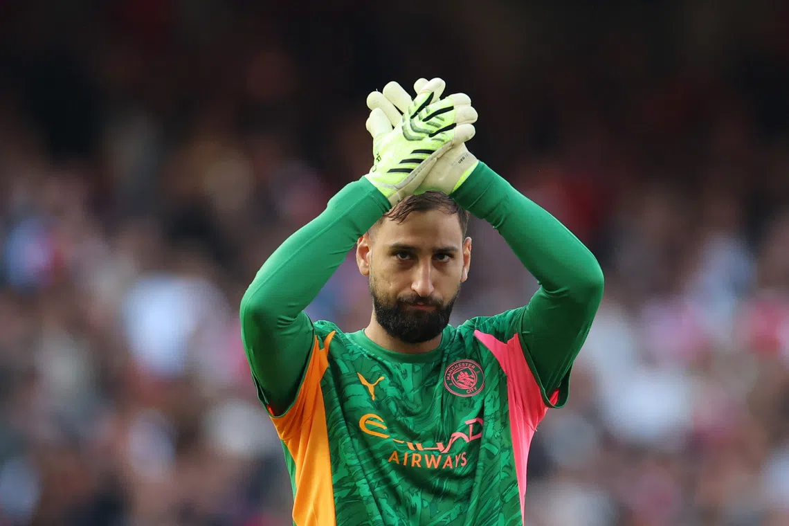 Soccer Football - Premier League - Arsenal v Manchester City - Emirates Stadium, London, Britain - September 21, 2025 Manchester City's Gianluigi Donnarumma applauds fans before the match REUTERS/Hannah Mckay