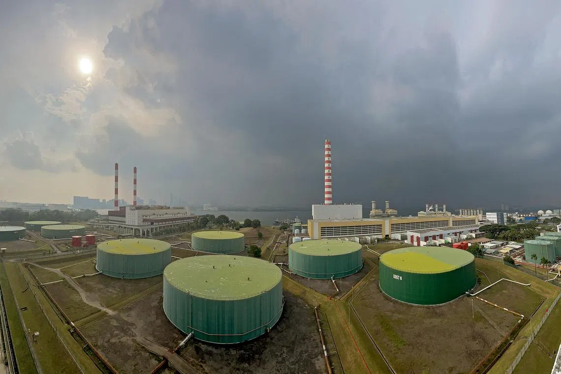 圣诺哥发电厂（Senoko Power Station），左后方为圣诺哥焚化厂（Senoko Incineration Plant）。