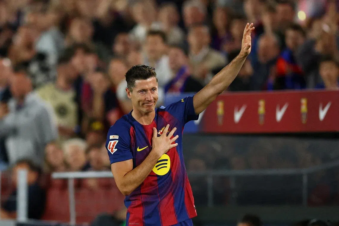 FILE PHOTO: Soccer Football - LaLiga - FC Barcelona v Real Betis - Spotify Camp Nou, Barcelona, Spain - May 17, 2026 FC Barcelona's Robert Lewandowski waves to fans as he is substituted in his final home game REUTERS/Albert Gea/File Photo