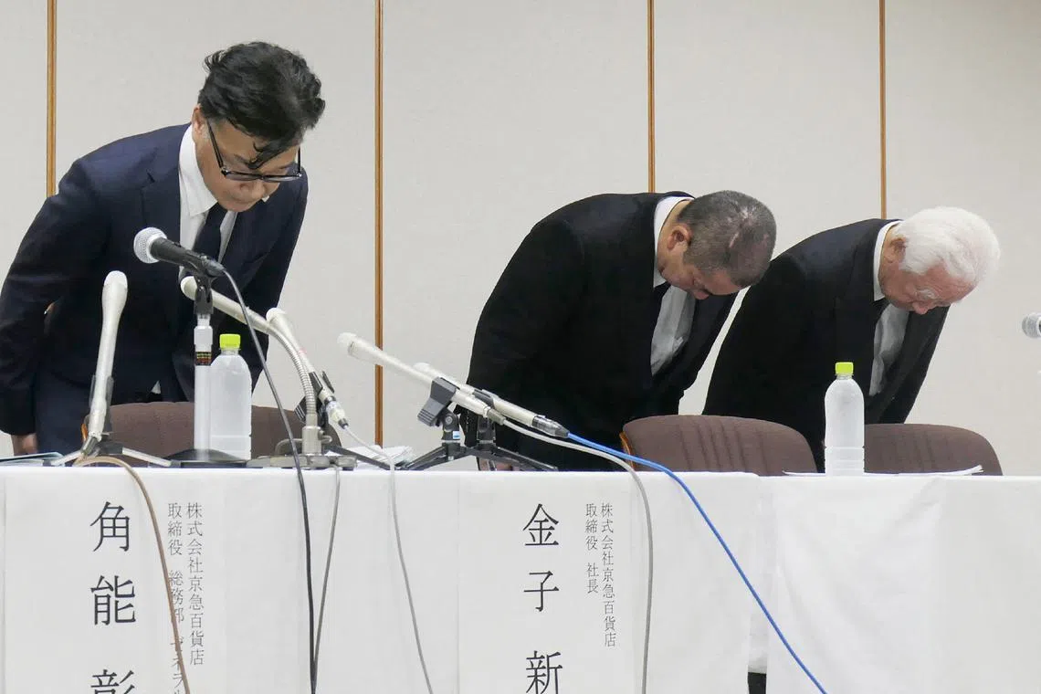 Tokyo-based eel restaurant chain Nihonbashi Isesada director Soichiro Tomita (C) and Keikyu Department Store President Shinji Kaneko (L) apologise at a press conference in Yokohama on July 29, 2024. Grilled eel, a popular summer delicacy in Japan, is behind a department store food poisoning incident that has left more than 140 people sick and one dead, the store's president said. (Photo by JIJI Press / AFP) / Japan OUT