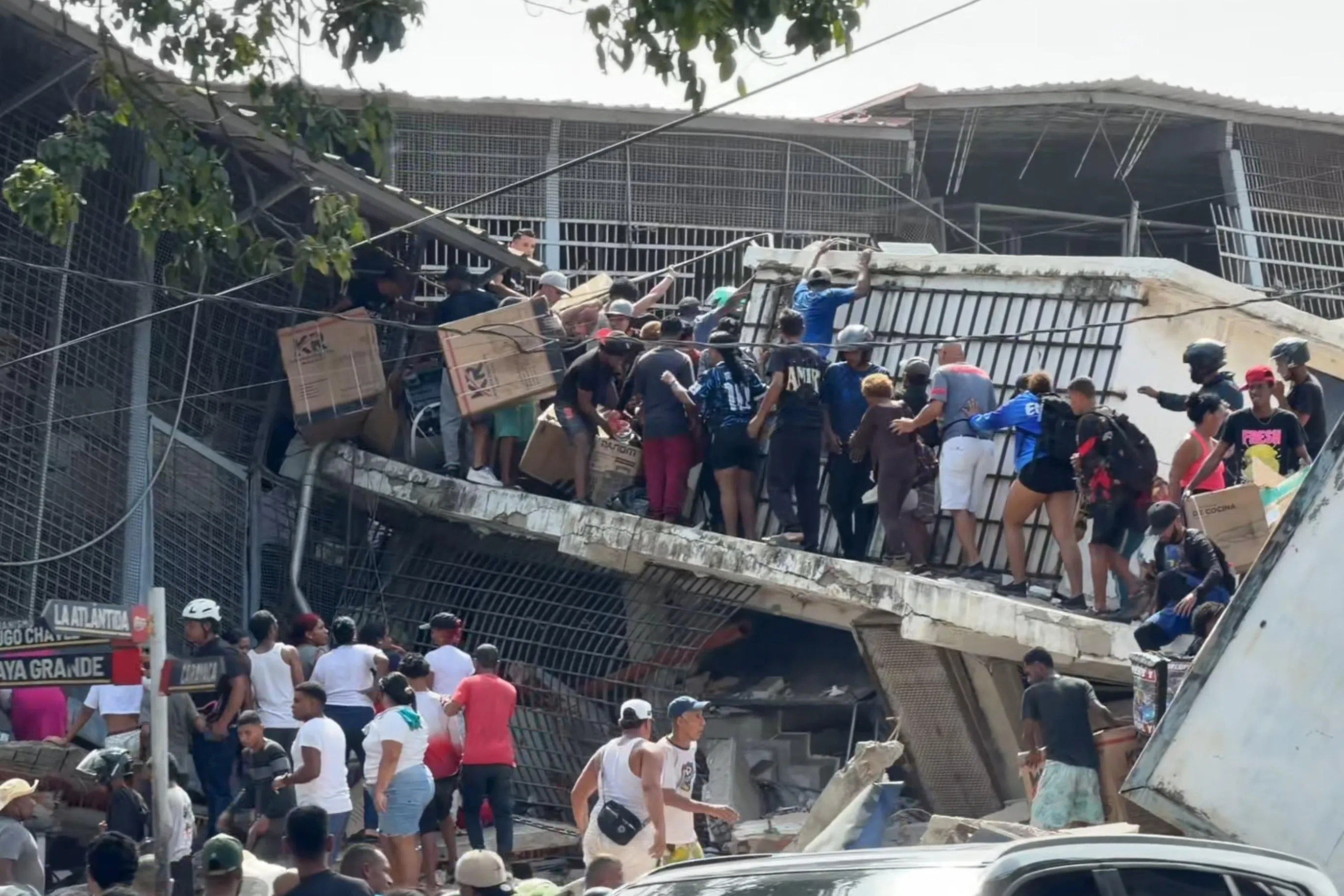 epa13064166 A screenshot shows people looting a store in the town of Catia La Mar, in the coastal state of La Guaira, Venezuela, 25 June 2026. Two earthquakes of magnitude 7.2 and 7.5 struck Venezuela on 24 June, according to the U.S. Geological Survey.  EPA/REYNER PENA R