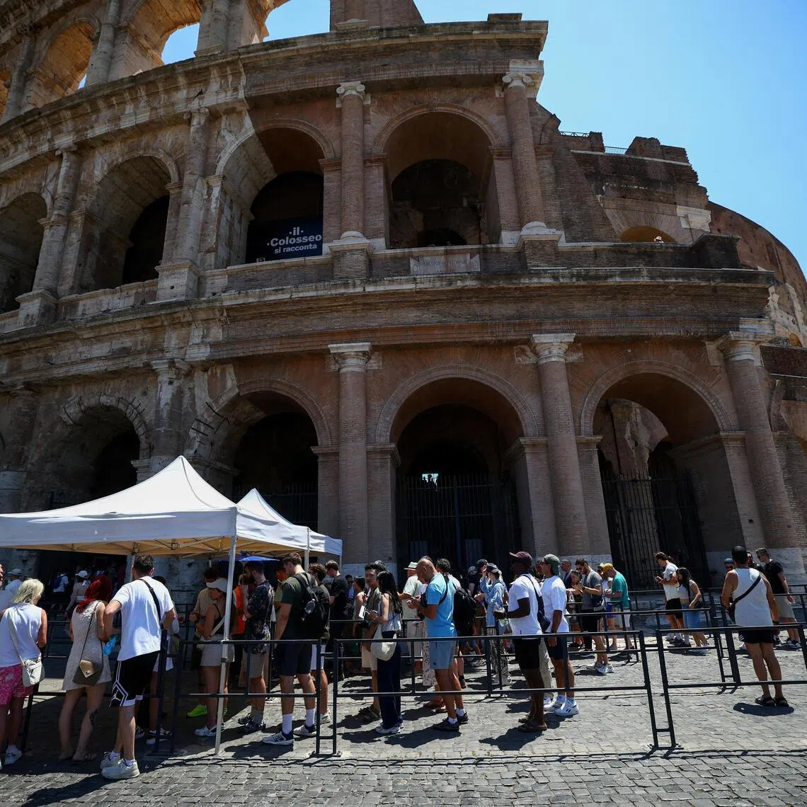 FILE PHOTO: Tourists queue under the sun outside the Colosseum during hot weather in Rome, Italy, June 20, 2026. REUTERS/Guglielmo Mangiapane/File Photo
