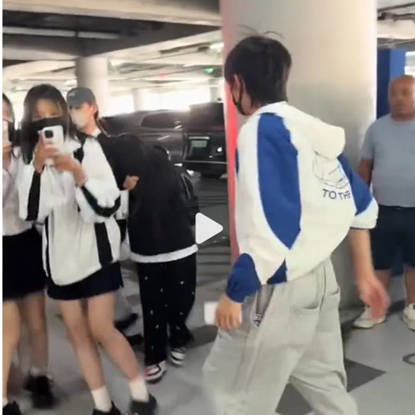 Chinese actor-singer Yu Yuhan was seen confronting fans after one of them opened a moving car he was riding in. 