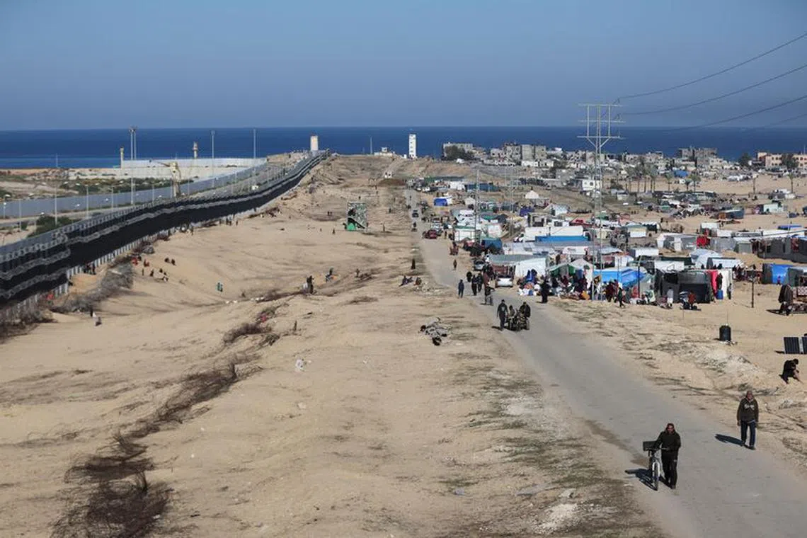 Displaced Palestinians, who fled their houses due to Israeli strikes, seek shelter near the border with Egypt, in Rafah in the southern Gaza Strip, January 7, 2024. REUTERS/Ibraheem Abu Mustafa/File Photo