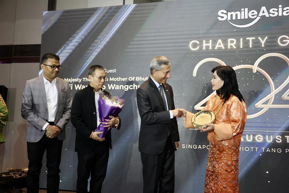 The Queen Mother of Bhutan Dorji Wangmo Wangchuck receives the inaugural Smile Asia Philanthropic Visionary Award at the Smile Charity Gala hosted at the Singapore Marriott Tang Hotel. 

From L-R: Secretary-General of Smile Asia Abhimanyu Talukdar, Smile Asia chairman Dr Vincent Yeow(L2), Minister for Foreign Affairs Dr Vivian Balakrishnan. 