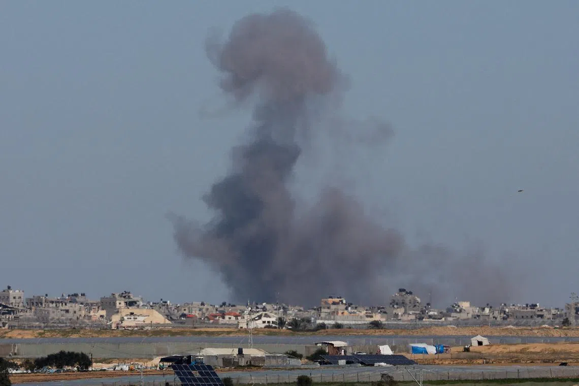 Smoke rises during an Israeli ground operation in Khan Younis, amid the ongoing conflict between Israel and the Palestinian Islamist group Hamas, as seen from a tent camp sheltering displaced Palestinians in Rafah, in the southern Gaza Strip, February 29, 2024. REUTERS/Ibraheem Abu Mustafa
