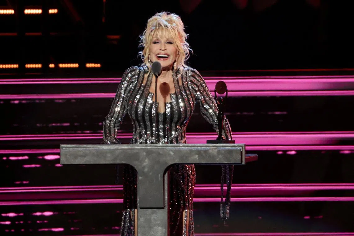 Inductee Dolly Parton speaks on stage at the 37th Annual Rock & Roll Hall of Fame Induction Ceremony in Los Angeles, California, U.S., November 6, 2022. REUTERS/Mario Anzuoni REFILE - CORRECTING DATE