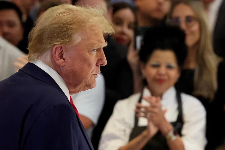 FOTO DO ARQUIVO: O candidato presidencial republicano e ex-presidente dos EUA, Donald Trump, participa de uma entrevista coletiva, um dia após o veredicto de culpado em seu julgamento criminal por acusações de falsificação de registros comerciais para ocultar dinheiro pago para silenciar a estrela pornô Stormy Daniels em 2016, na Trump Tower na cidade de Nova York, EUA, 31 de maio de 2024. REUTERS/Brendan McDermid/Foto de arquivo