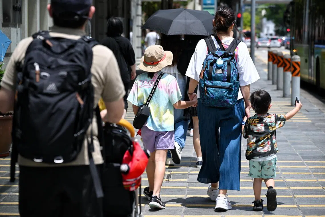 ST20240216_202422847433 Kua Chee Siong/ pixgeneric/ 
Generic pix of a family walking along Hill Street on Feb 16, 2024.