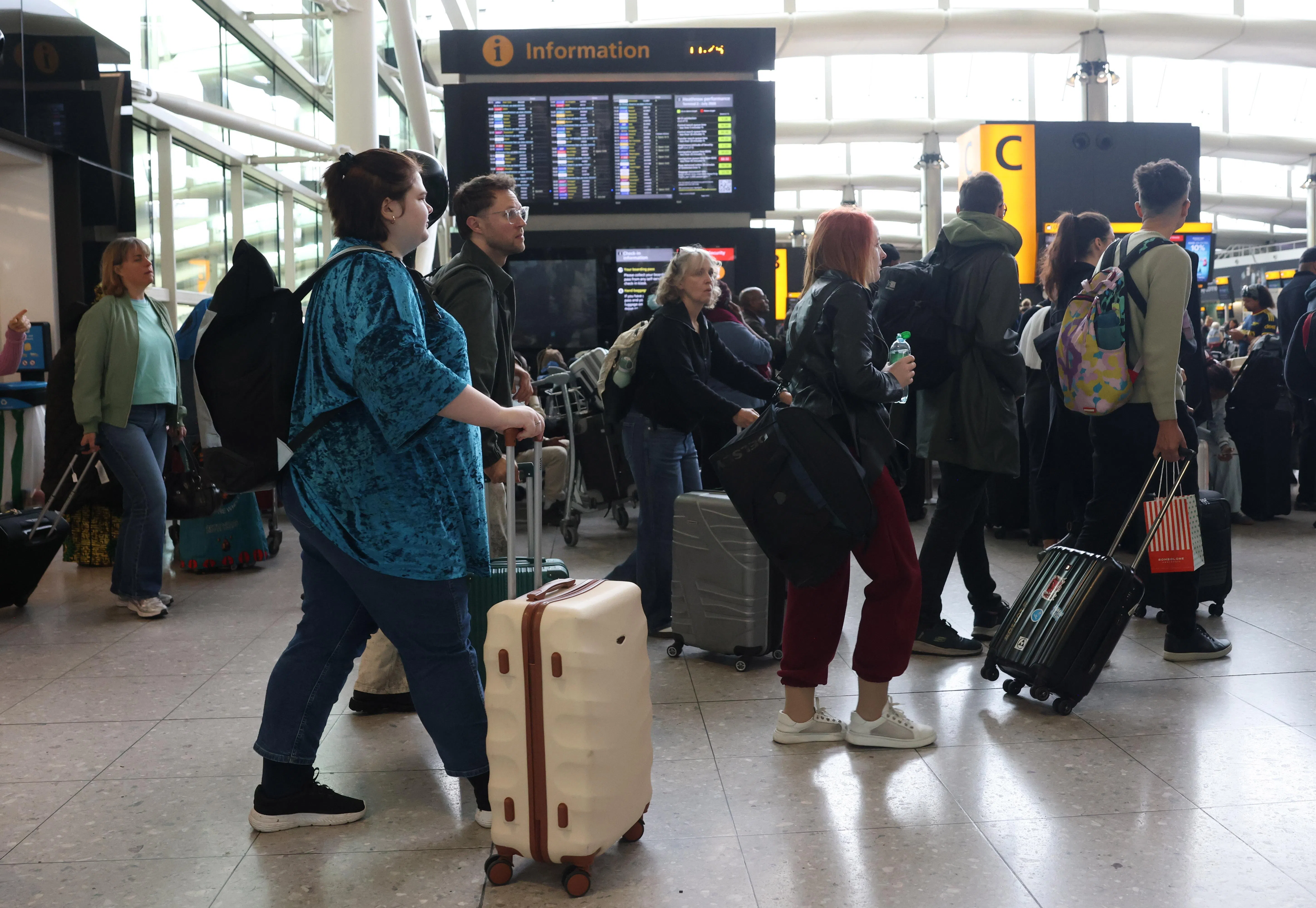 epa13224971 Passengers wait at a departure lounge at a terminal in Heathrow Airport, Britain, 09 September 2026. UK airports have warned of further disruption after more than 1,300 flights to and from the UK were cancelled due to a 'technical issue' on 08 September. Tens of thousands of passengers at airports, including Heathrow and Gatwick, faced travel chaos after planes could not take off safely.  EPA/NEIL HALL