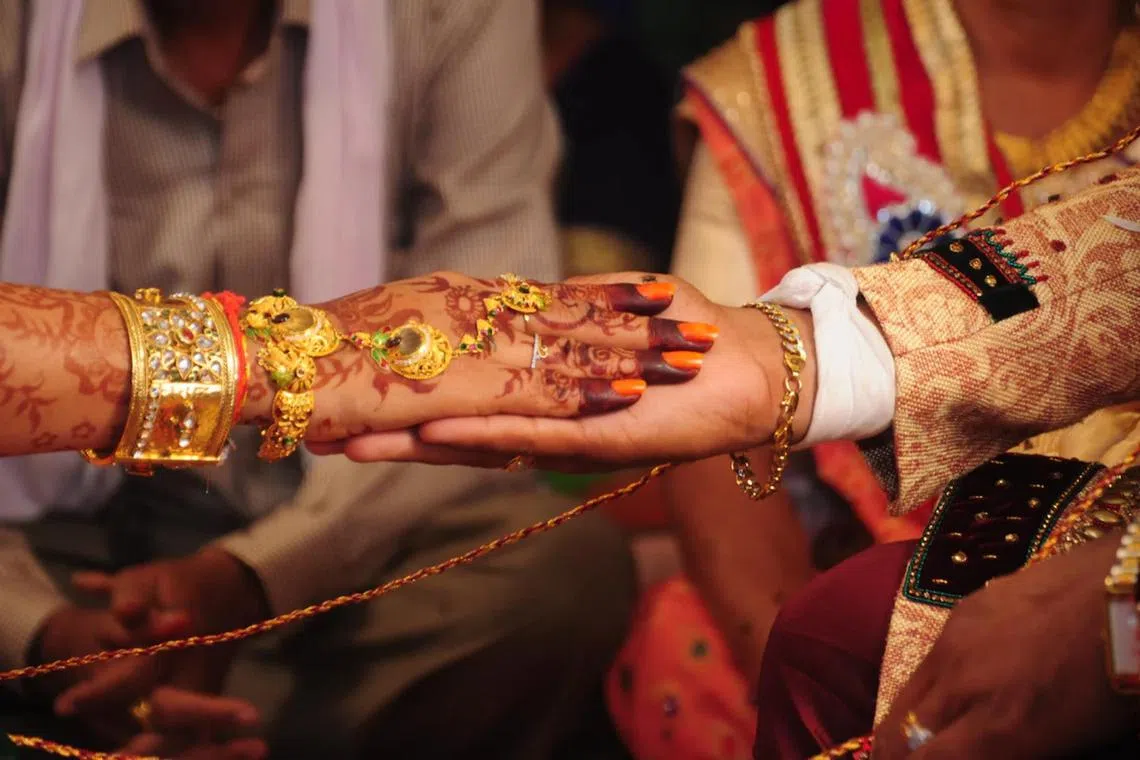 A bride in India shocked wedding guests when she abruptly removed her thaali during a wedding ceremony.