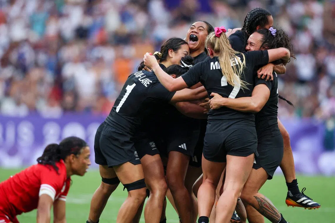 Paris 2024 Olympics - Rugby Sevens - Women's Gold Medal Match - New Zealand vs Canada - Stade de France, Saint-Denis, France - July 30, 2024. Team New Zealand players celebrate after winning gold. REUTERS/Phil Noble     TPX IMAGES OF THE DAY