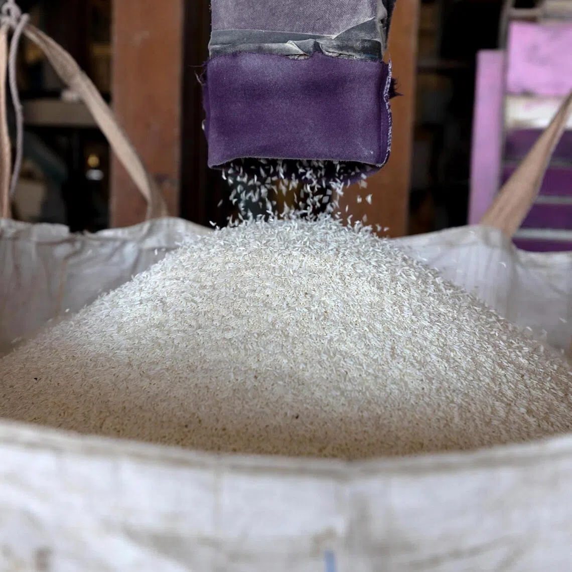 Thai Rice Mills Association president Banjong Tangjitwattanakul said domestic paddy prices have continued to climb despite the peak harvest season.