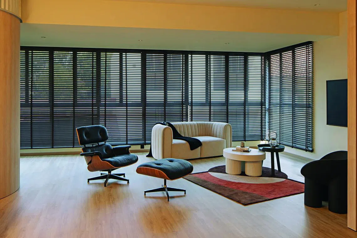 In the living area, the coffee tables from Muuto and Norr11 were purchased from Grafunkt. 