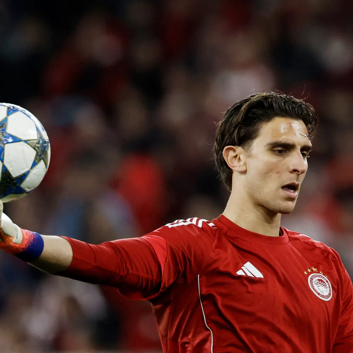 Soccer Football - UEFA Champions League - Olympiacos v Real Madrid - Georgios Karaiskakis Stadium, Piraeus, Greece - November 26, 2025 Olympiacos's Konstantinos Tzolakis during the warm up before the match REUTERS/Louiza Vradi