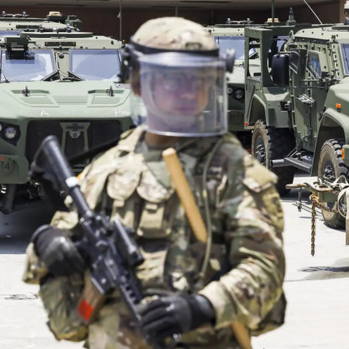 epa12164775 Members of the National Guard in front of the Edward R. Roybal Federal Building in Los Angeles, California, USA,08 June 2025. US President Donald Trump has deployed approximately 2,000 National Guard troops to Los Angeles, despite not receiving a request from the state of California for any additional assistance, following large protests against ongoing immigration enforcement raids area over the last couple of days. EPA-EFE/CAROLINE BREHMAN