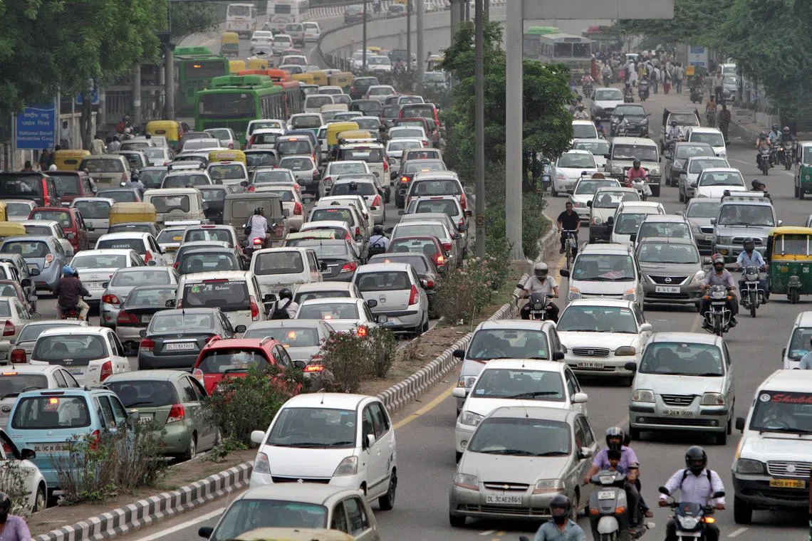 FILE PHOTO: Heavy traffic moves along a busy road during a power-cut at the traffic light junctions in New Delhi July 31, 2012. Grid failure hit India for a second day on Tuesday, cutting power to hundreds of millions of people in the populous northern and eastern states including the capital Delhi and major cities such as Kolkata. REUTERS/B Mathur (INDIA - Tags: ENERGY TRANSPORT)/File Photo